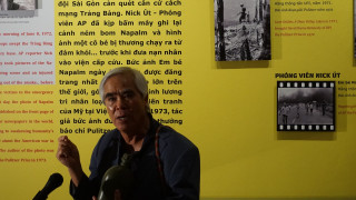 Nhà báo Nick Út tặng dụng cụ tác nghiệp cho Bảo tàng Báo chí Việt Nam
