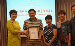 Gia đình nhà báo Hoàng Tùng hiến tặng hiện vật cho Bảo tàng Báo chí VN