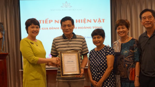 Gia đình nhà báo Hoàng Tùng hiến tặng hiện vật cho Bảo tàng Báo chí VN