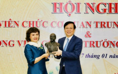 Nhà báo Hồ Quang Lợi tặng Bảo tàng Báo chí bức tượng quý V.I. Lênin
